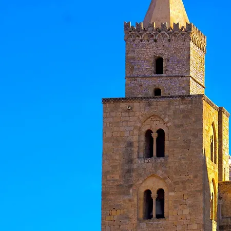 Alberti's House تْشيفالو